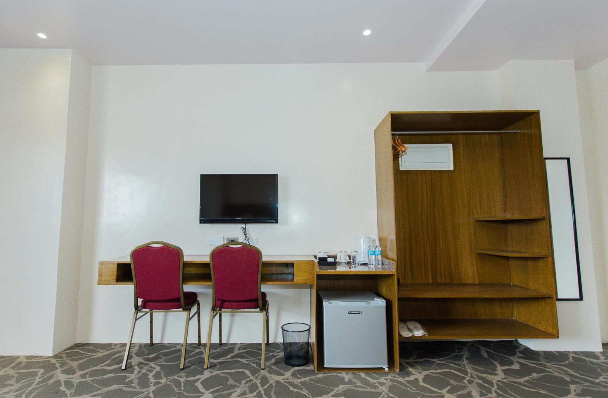 Maxi Hotel And Event Center Tagbilaran Eksteriør bilde